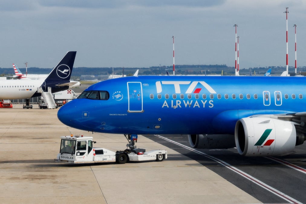 Un avion du transporteur italien italia trasporto aereo (ita airways) est stationne a cote d'un avion de lufthansa