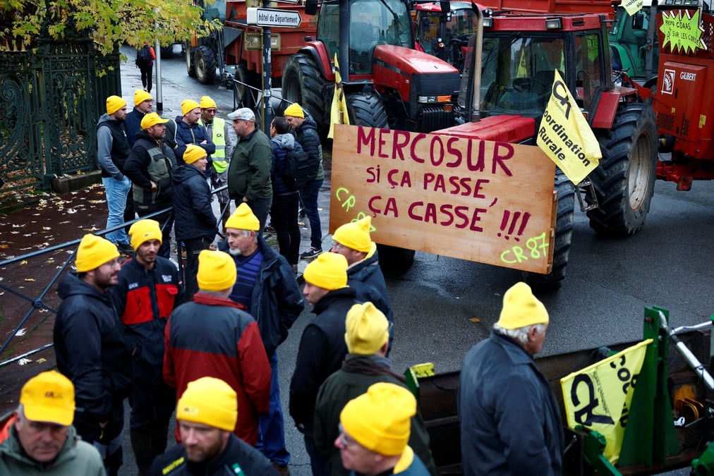 Des agriculteurs protestent contre la perspective d'un accord commercial entre l'ue et les pays du mercosur