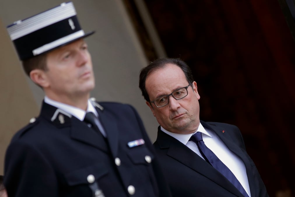 Hollande apparait renforce par le virage securitaire