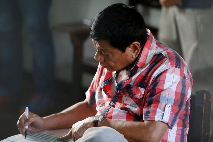 Rodrigo duterte, en passe d'etre elu president, veut changer la la constitution des philippines