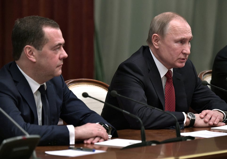 Photo d'archives de vladimir poutine et de dmitri medvedev lors d'une reunion avec les membres du gouvernement a moscou