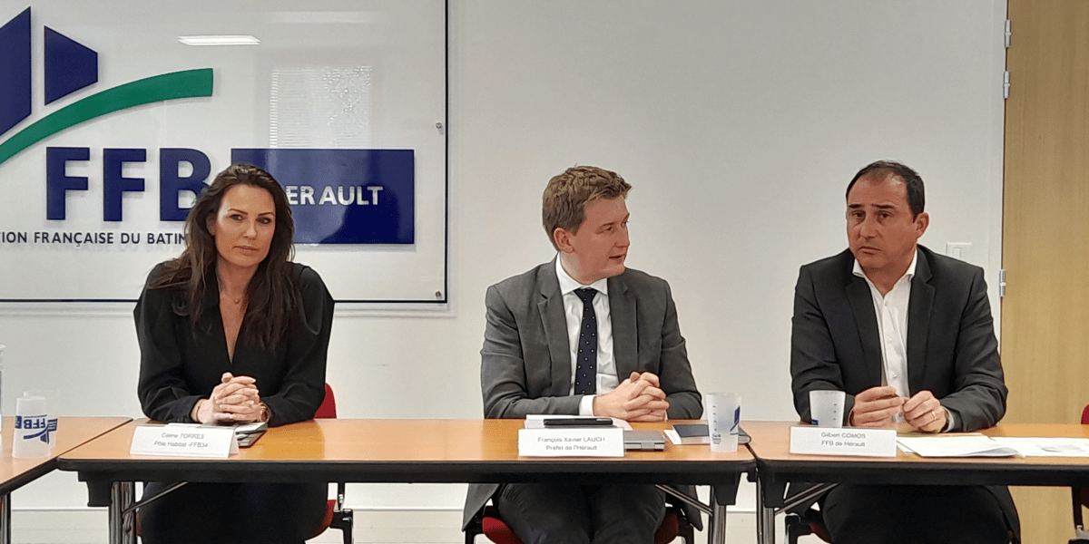 Céline Torrès (présidente du pôle Habitat de la FFB Hérault), François-Xavier Lauch (préfet de l'Hérault) et Gilbert Comos (président de la FFB Hérault), lors d'une conférence de presse le 29 février 2024 à Montpellier.