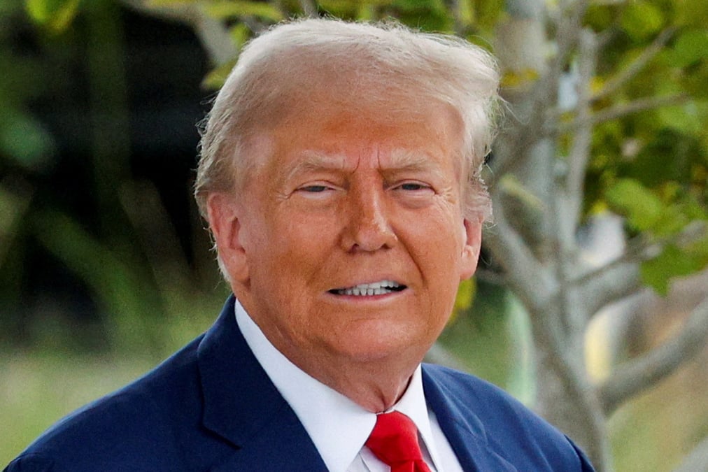 Le candidat republicain a la presidence donald trump regarde la scene a west palm beach, en floride (etats-unis)