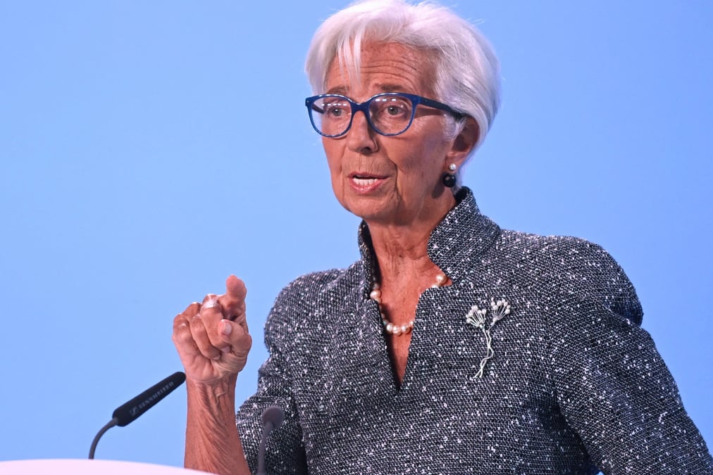 La presidente de la bce, christine lagarde s'adresse aux journalistes a francfort