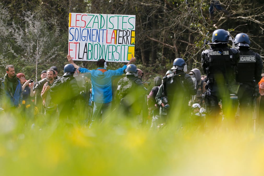 Notre-dame-des-landes: les zadistes font un "premier pas" vers la legalite