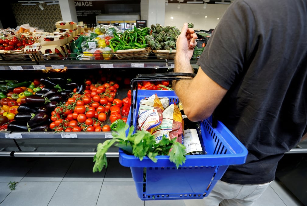 Un client fait ses courses dans un supermarche a nice, en france