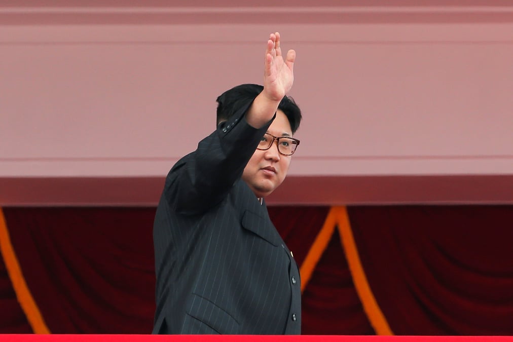Kim jong-un assiste a une parade en cloture du congres du parti