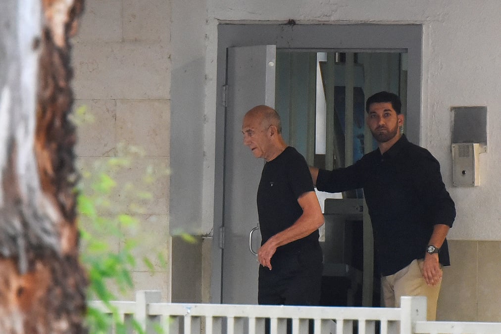 L'ancien premier ministre israelien ehud olmert sort de prison