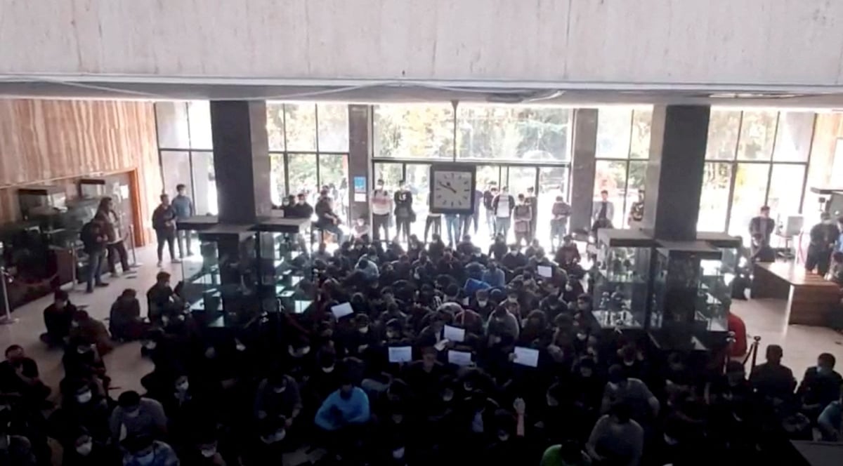 Des manifestants protestent dans le hall d'entree de l'universite de technologie khajeh nasir toosi a teheran