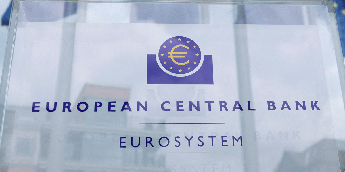 Des drapeaux europeens sont vus devant le batiment de la bce, a francfort