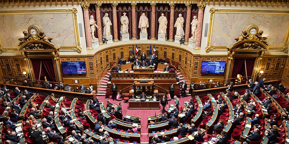 Le Premier ministre Michel Barnier a déjà promis qu'il « examinerait » les propositions d'économies du Sénat où l'on « sait s'écouter et se respecter ».