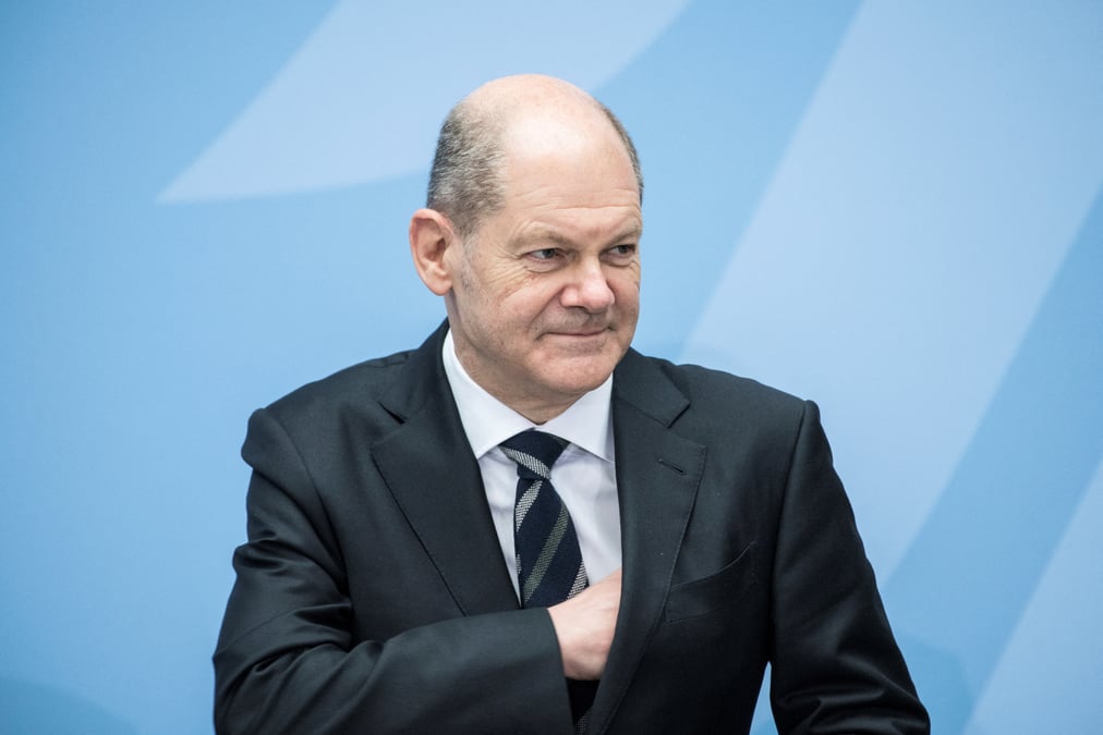 Macron accueille scholz pour trouver un terrain d'entente et tourner la page merkel