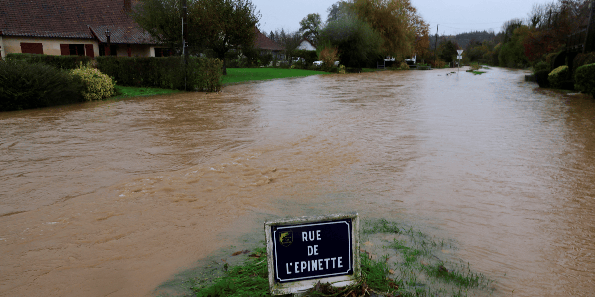 Une rue inondee d'enquin-sur-baillons dans le pas-de-calais
