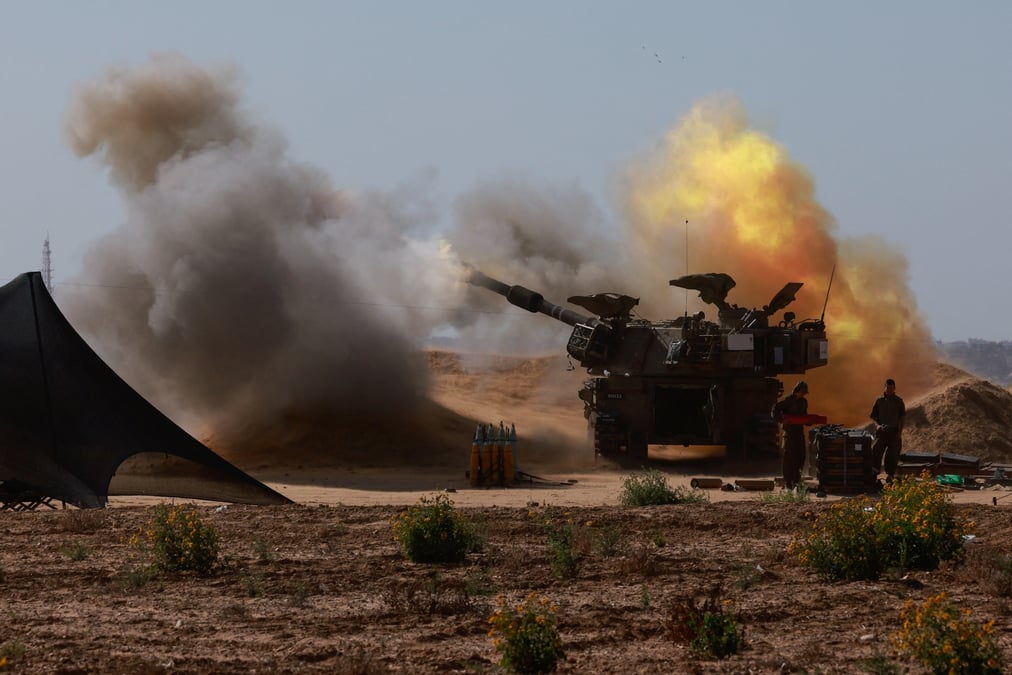 Un vehicule militaire israelien tire pres de la frontiere entre israel et gaza