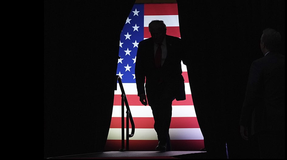 Donald Trump arrive à un rassemblement électoral au PPG Paints Arena, lors de sa campagne électorale, le lundi 4 novembre 2024, à Pittsburgh, en Pennsylvanie.
