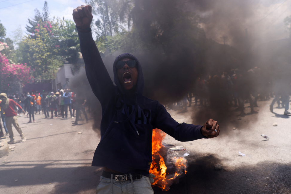 Un barricade en feu lors d’une manifestation contre l’insécurité, dans le quartier de Bourdon à Port-au-Prince, Haïti, le 2 avril .