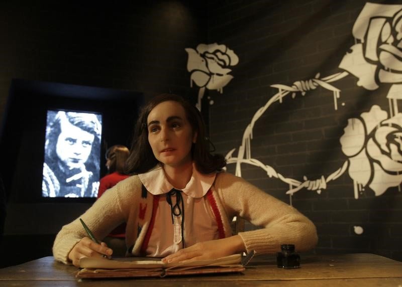 Un poeme manuscrit d'anne frank mis aux encheres