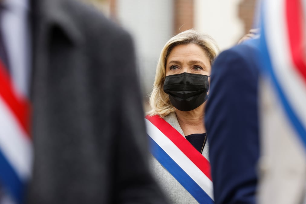France: le pen relaxee dans l'affaire des photos d'exactions de daech