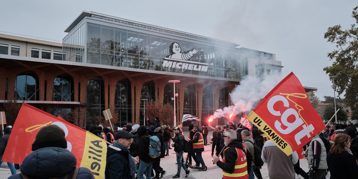 Le 13 novembre dernier, des salariés de Michelin ont manifesté devant le siège du groupe à Clermont-Ferrand contre la fermeture des usines de Cholet et de Vannes.
