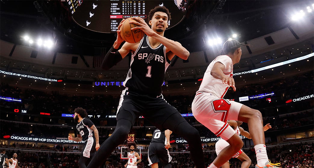 Victor Wembanyama contrôle un rebond contre les Chicago Bulls pendant la première mi-temps, au United Center, le 6 janvier 2025, à Chicago.
