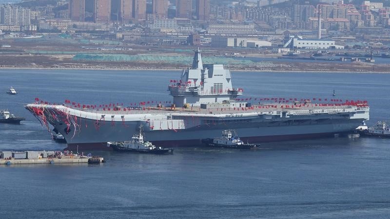 Un porte-avions chinois en route pour hong kong