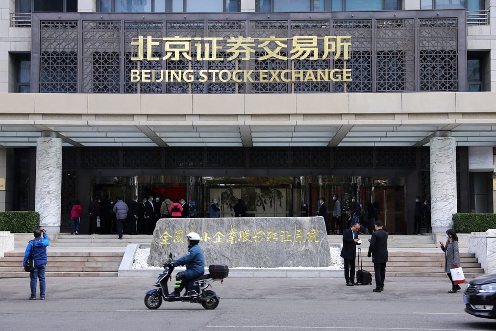 Coup d'envoi de la bourse de pekin, dix titres flambent