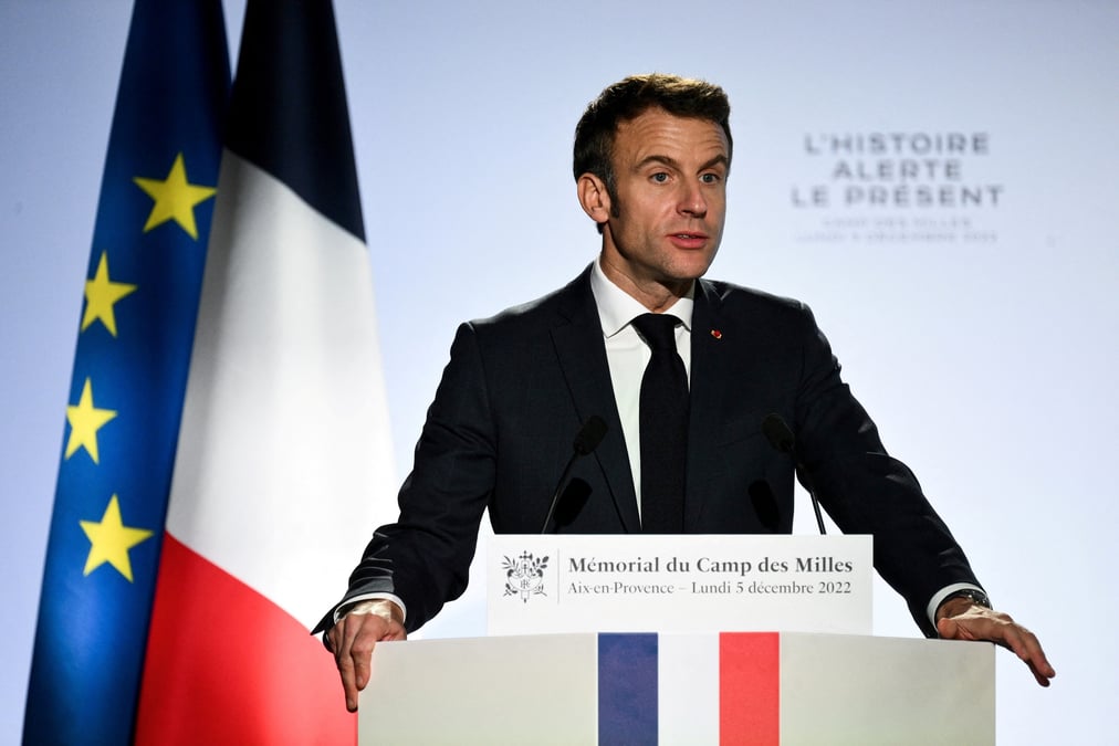 Le president emmanuel macron visite le site commemoratif du camp des milles, a aix-en-provence