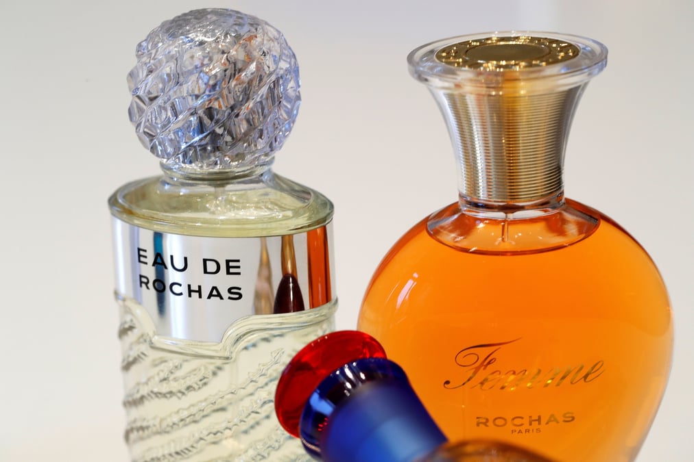Des flacons de parfums de rochas du parfumeur interparfums