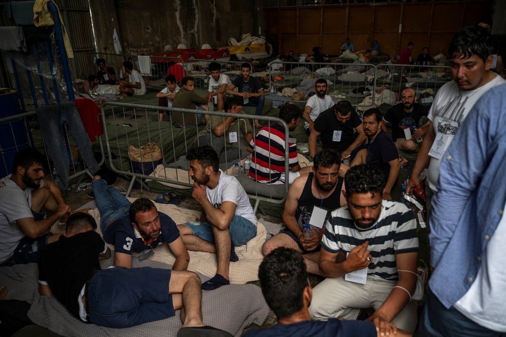 Des migrants au port de kalamata en grece apres avoir ete secourus d'un naufrage