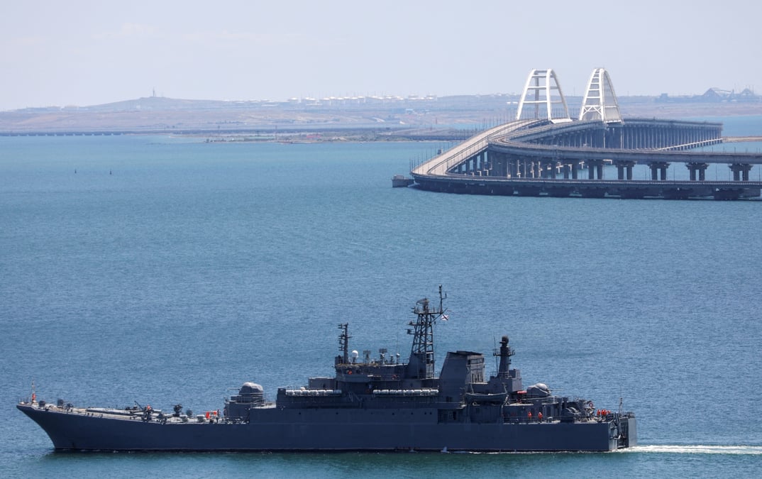 Un navire de la marine russe se deplace pres du pont de crimee