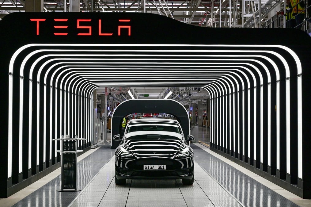 Des voitures model y photographiees lors de la ceremonie d'ouverture de la nouvelle gigafactory de tesla a gruenheide