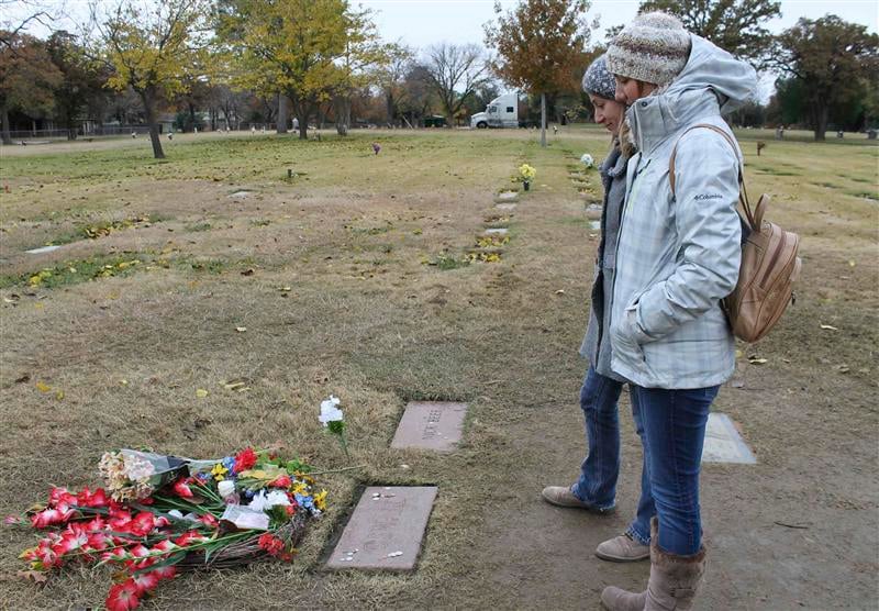 Curieux et sceptiques commémorent la mort de Lee Harvey Oswald