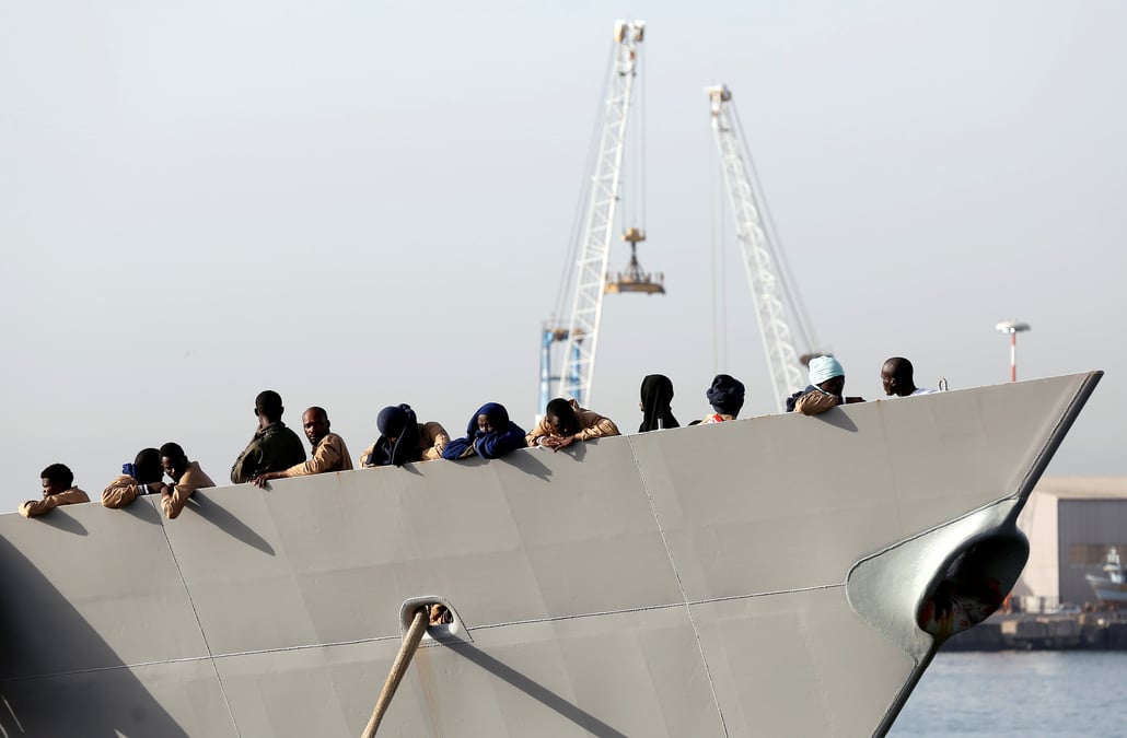 Plus de 700 migrants conduits en sicile apres leur sauvetage