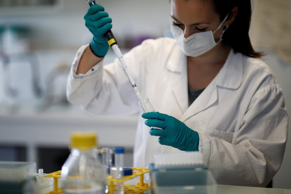 France: la circulation du coronavirus toujours "soutenue" avec 1.377 nouveaux cas
