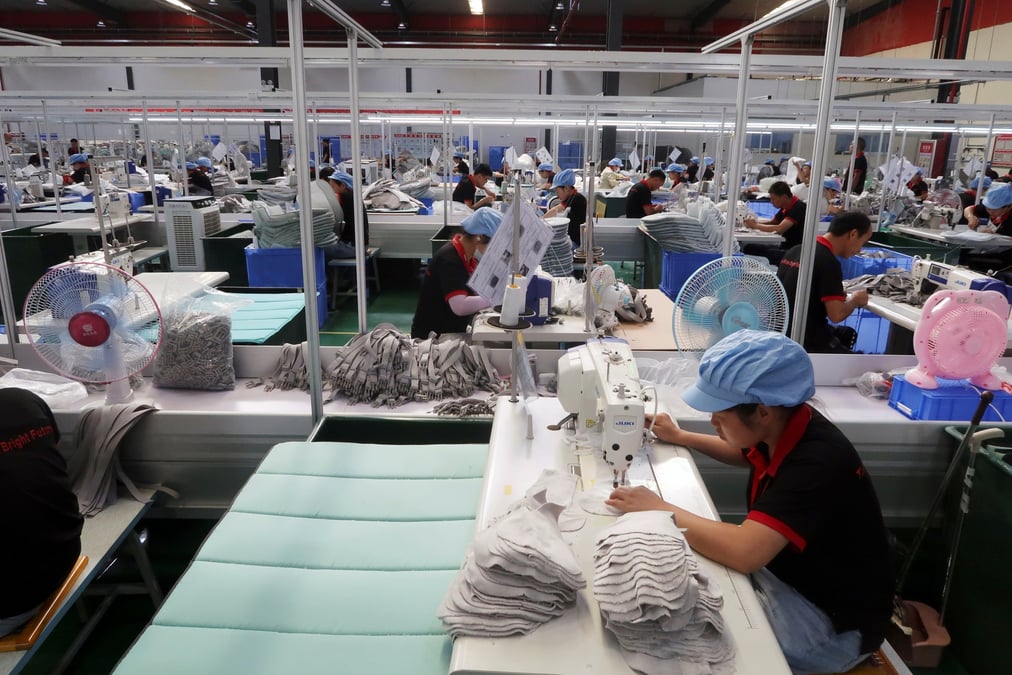 Des employes travaillent sur une chaine de production dans une usine de jiujiang, province du jiangxi, en chine