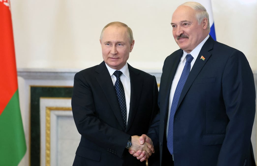 Vladimir poutine et alexandre loukachenko a saint-petersbourg