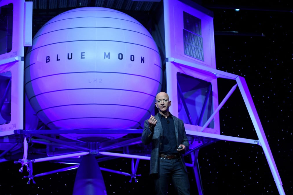 Photo d'archives du patron d'amazon jeff bezos qui devoile la fusee d'exploration lunaire d'exploration spatiale de sa societe spatiale blue origin appelee blue moon