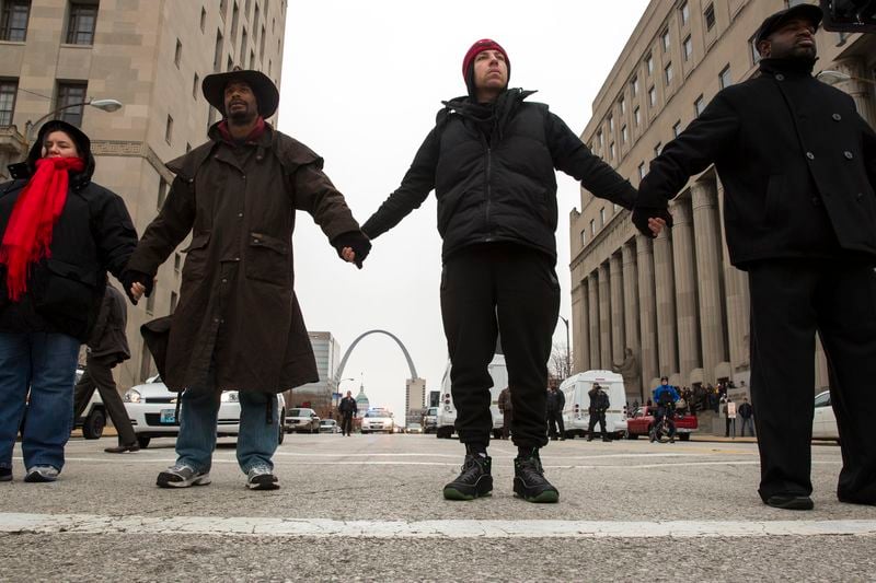 Moins de violences à Ferguson, la mobilisation s'étend