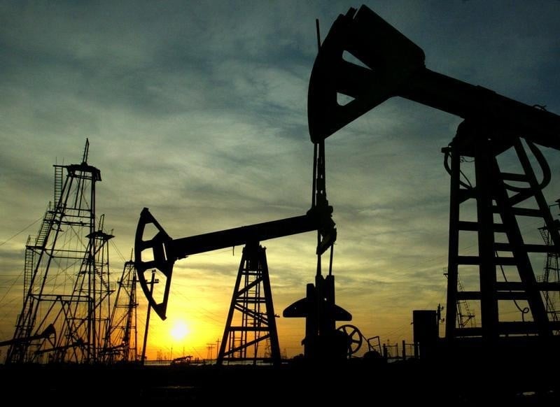 Les cours du petrole toujours orientes a la baisse