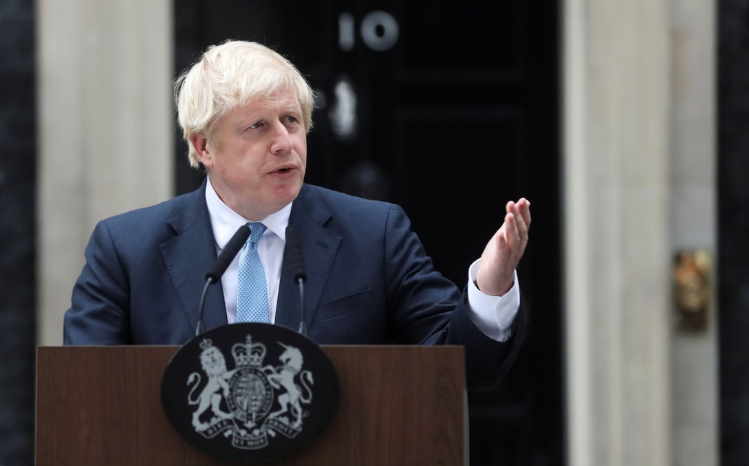 Johnson sort la menace d'elections