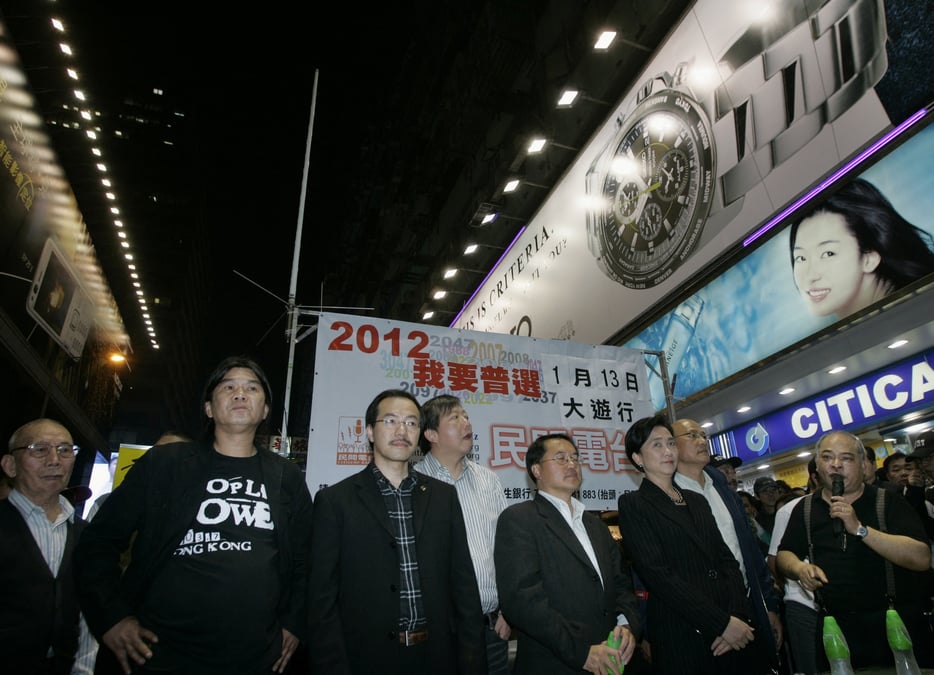 Une radio pro-democratie de hong kong ferme face a des pressions "dangereuses"