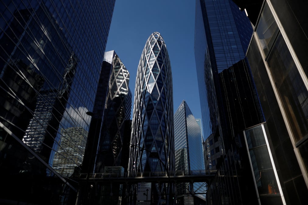 Photo d'archives des gratte-ciels du quartier d'affaires de la defense a paris