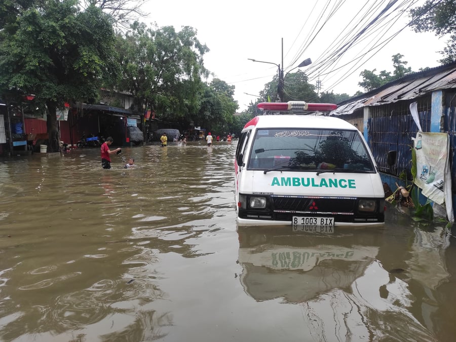 Une ambulance sur une route inondee, a jakarta