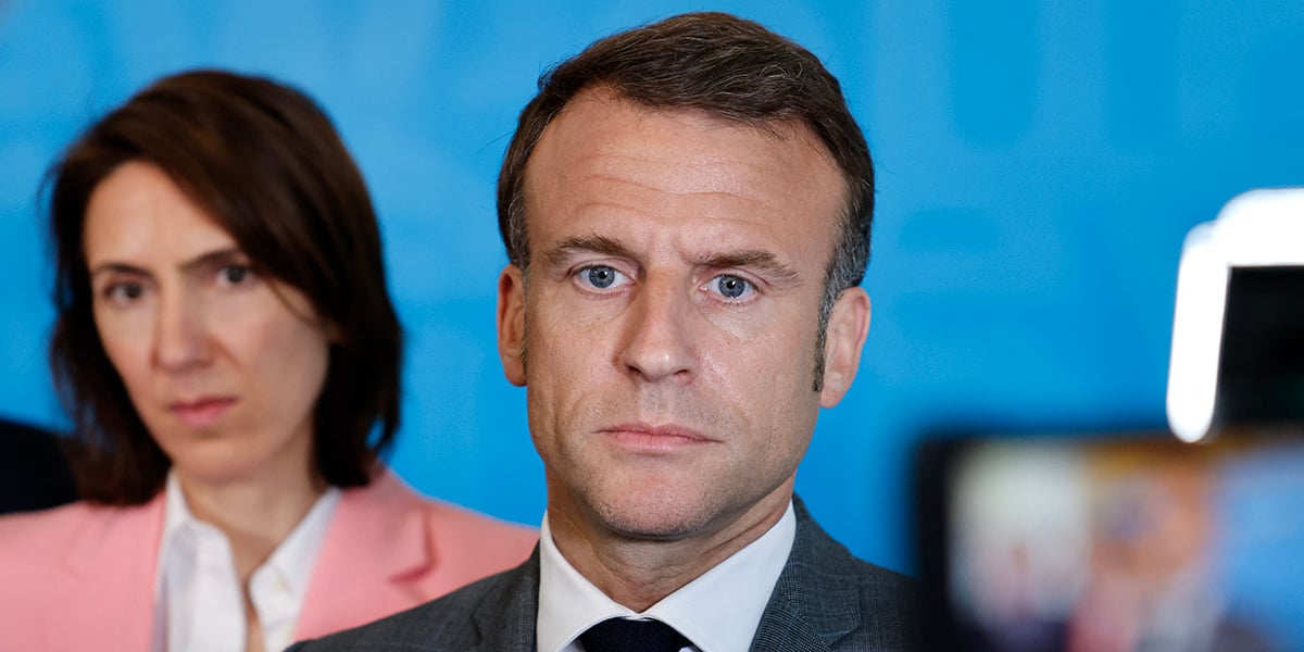 Emmanuel Macron et Valérie Hayer, à Bruxelles, le 17 avril.