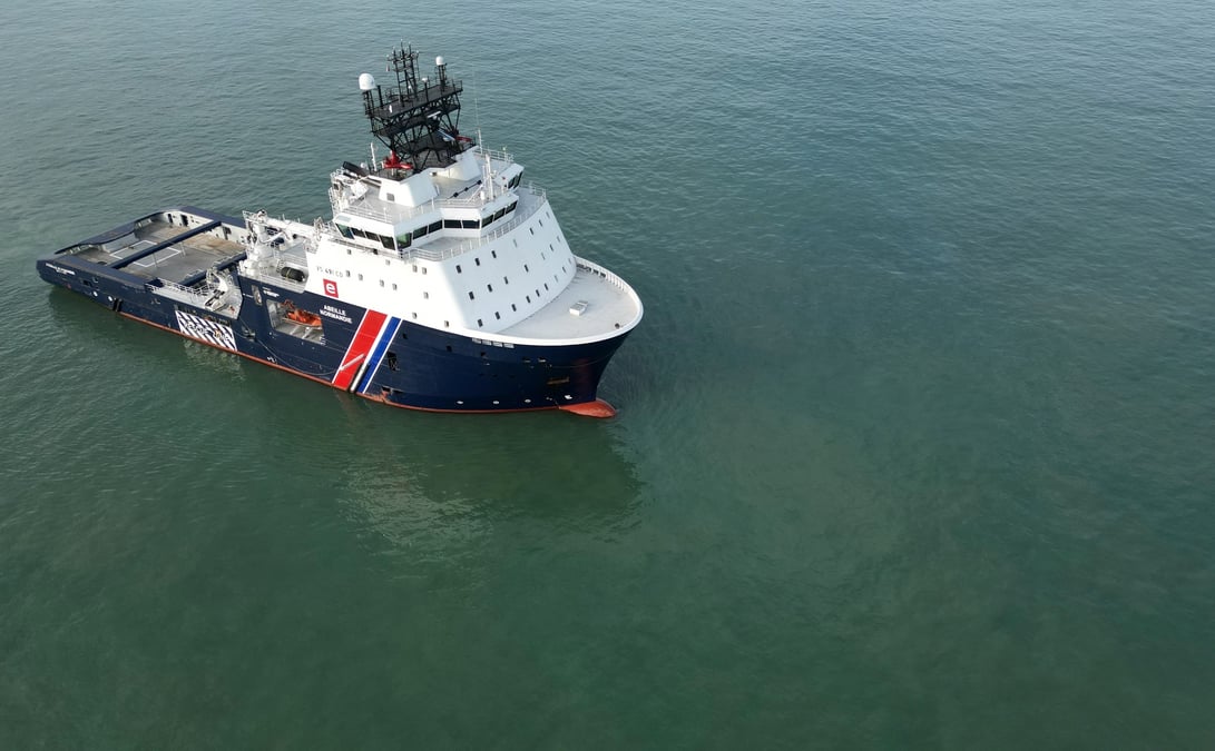 Un navire de sauvetage francais est vu dans la manche