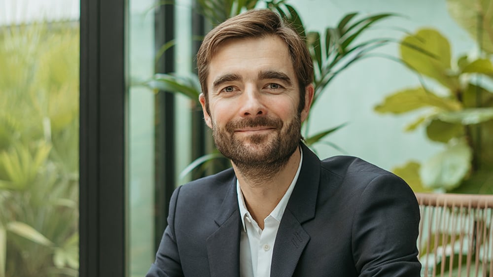 Clément Eulry, DG d’Airbnb France et Benelux, annonce une extension du fonds social créé par son entreprise en 2024.