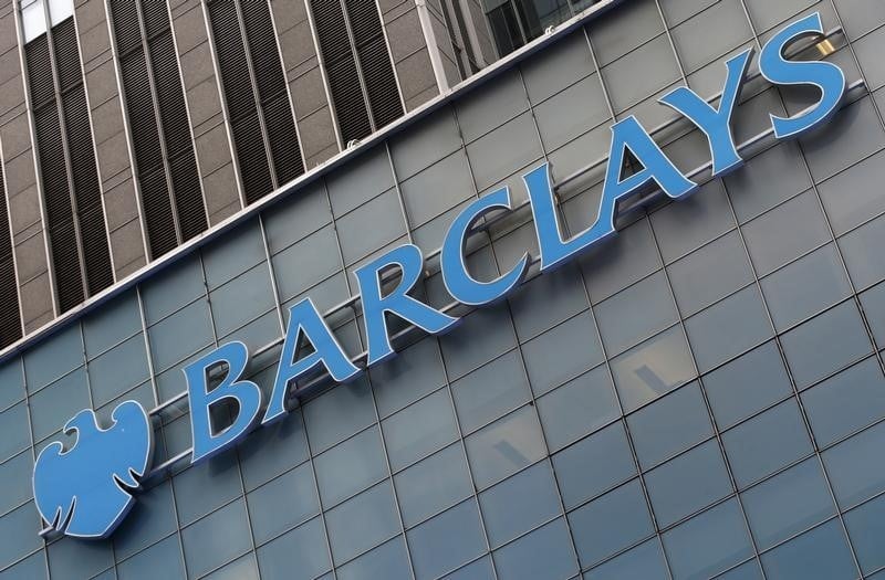 Barclays gele les embauches pour reduire les couts