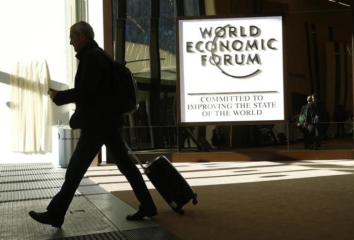 Strategies du "moins disant" et dollar fort inquietent a davos