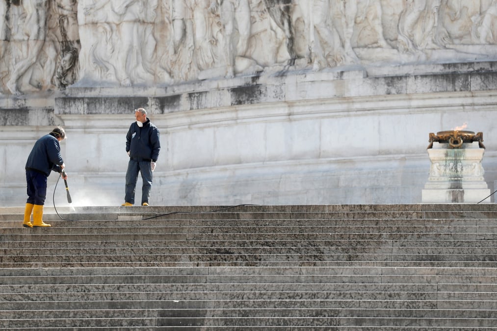 Hausse limitee des deces et des nouvelles contaminations en italie