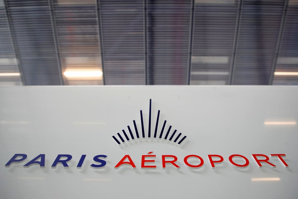 Le logo du groupe adp est visible a l'aeroport d'orly